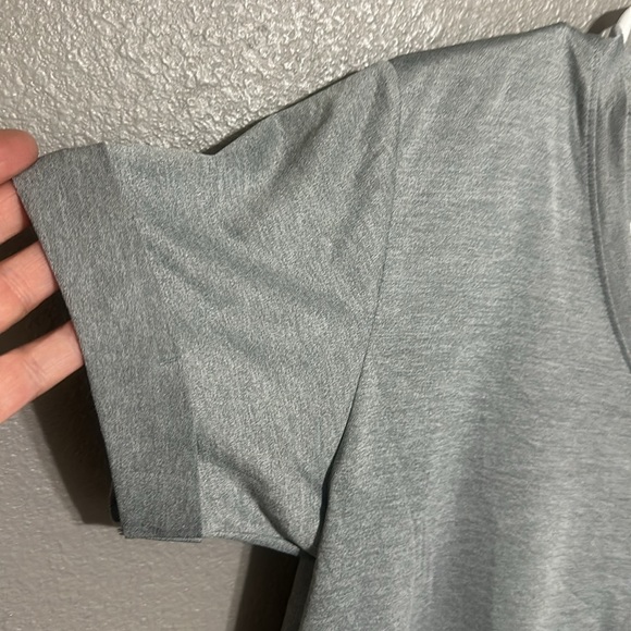 New Balance size M/L V-Neck Women’s Athletic Shirt - Picture 4 of 11